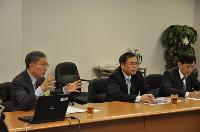 Prof. Chan Wai-Yee gave an overview of the School to Mr. Liu Qian et al